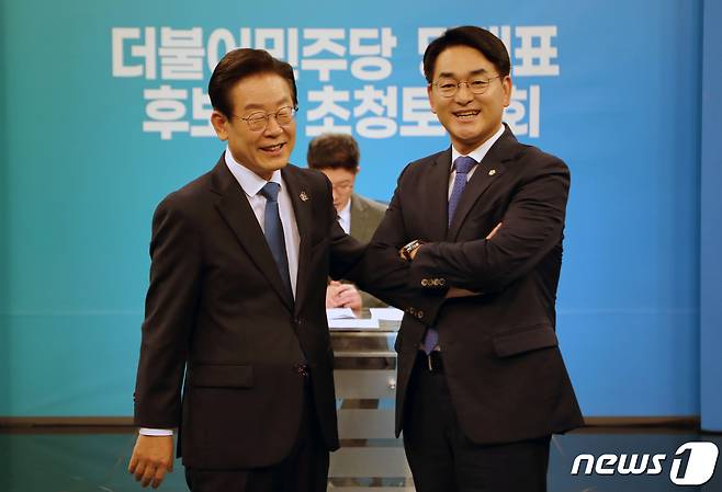 더불어민주당 당 대표에 출마한 이재명 후보(왼쪽)와 박용진 후보가 17일 광주 KBS스튜디오에서 열린 토론회에 앞서 기념촬영을 하고 있다. 2022.8.17/뉴스1 ⓒ News1 이수민 기자