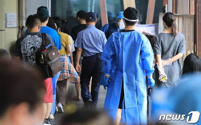 17일 오전 서울 송파구보건소에 마련된 신종 코로나바이러스 감염증(코로나19) 선별진료소에서 의료진이 검사를 위해 대기 중인 시민들을 안내하고 있다. 2022.8.17/뉴스1 ⓒ News1 구윤성 기자