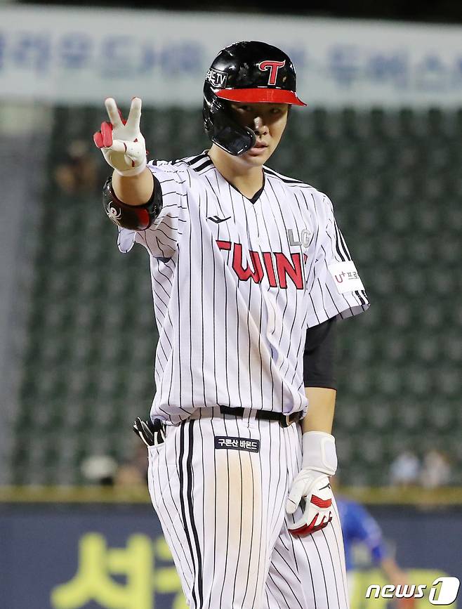 17일 오후 서울 송파구 잠실야구장에서 열린 '2022 신한은행 SOL KBO리그’ 삼성 라이온즈와 LG 트윈스의 경기, LG 홍창기가 3회말 2사 2루에서 적시타를 친 후 세리머니를 하고 있다. 2022.8.17/뉴스1 ⓒ News1 김진환 기자
