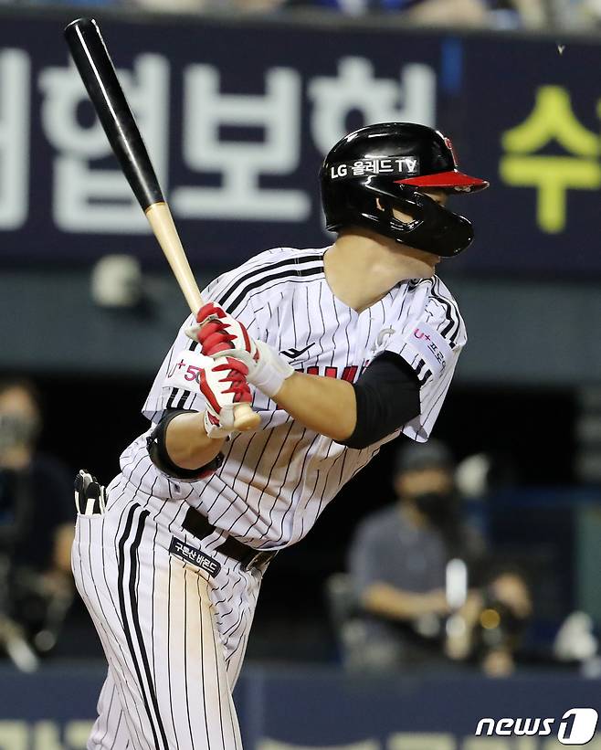 17일 오후 서울 송파구 잠실야구장에서 열린 '2022 신한은행 SOL KBO리그’ 삼성 라이온즈와 LG 트윈스의 경기, LG 홍창기가 3회말 2사 2루에서 적시타를 치고 있다. 2022.8.17/뉴스1 ⓒ News1 김진환 기자