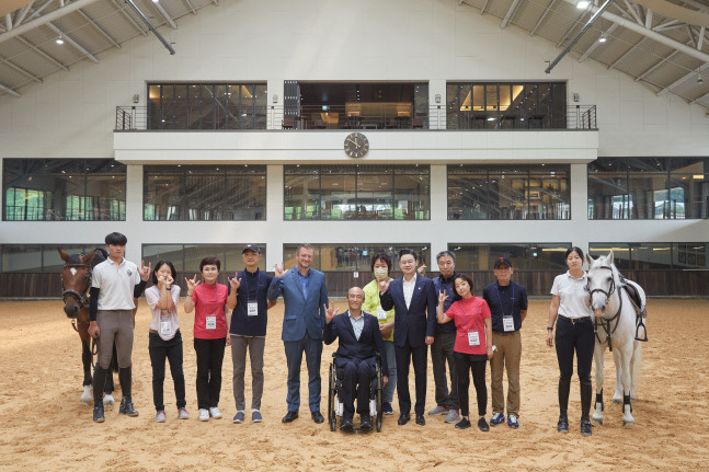 브라질에서 장애인승마재활센터를 운영 중인 IPC 앤드류 파슨스 위원장(왼쪽 5번째)이 17일 의왕시 장애인 승마체험교실을 참관했다. 사진제공 | 대한장애인체육회