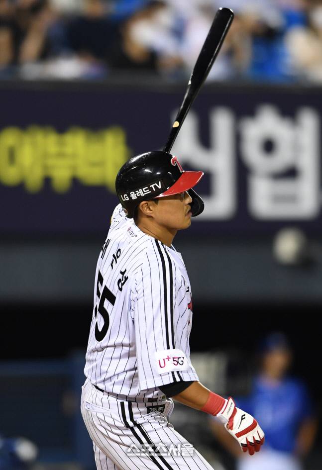 LG 채은성이 17일 잠실구장에서 열린 2022 KBO리그 삼성과의 경기 2회말 1사 2-3루 상황에서 삼성 이상민을 상대로 2타점 역전 2루타를 치고 있다. 2022. 8. 17. 잠실 | 박진업기자 upandup@sportsseoul.com