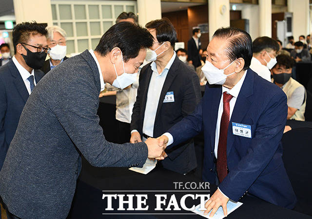 오세훈 서울시장(왼쪽)이 한국기자협회 제58주년 창립기념식에 참석해 이형균 아시아기자협회 이사장과 인사를 나누고 있다.