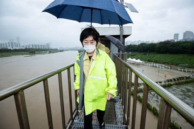 한화진 환경부 장관이 지난 9일 오후 집중호우로 침수됐던 경기도 과천시 과천하수처리장을 방문해 피해현장을 점검했다.