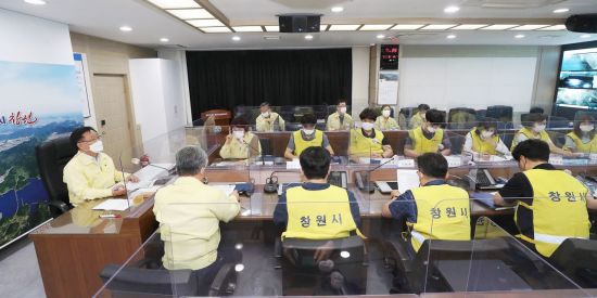 홍남표 경남 창원특례시장이 본청 재난상황실에서 집중호우 대비 대처상황을 점검했다.
