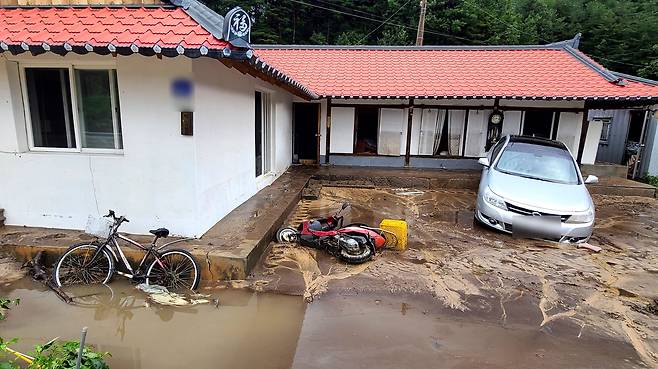17일 오전 강원 강릉시 주문진읍 장덕리에 기습 폭우가 쏟아져 한 주택이 침수돼 있다. /연합뉴스
