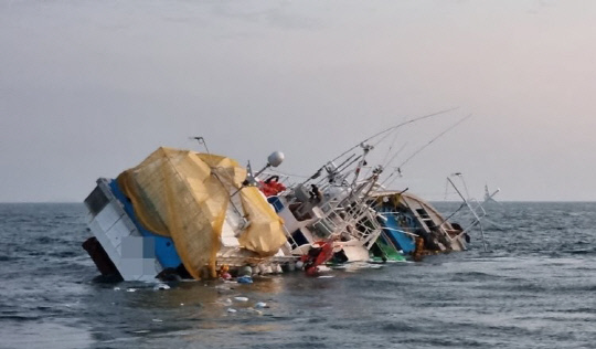 17일 오전 5시 12분경 태안군 가대암 인근 해상에서 1만t급 화물선과 24t 어선이 충돌, 어선이 전복되는 사고가 났다. 사진=태안해경 제공