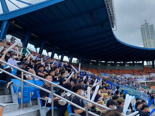 17일 서울 목동 구장에서 열린 제56회 대통령배 전국고교야구대회 결승전에서 대전고등학교 학생들이 모교 선수를 향한 열띤 응원을 하고 있다. 사진=김소연 기자