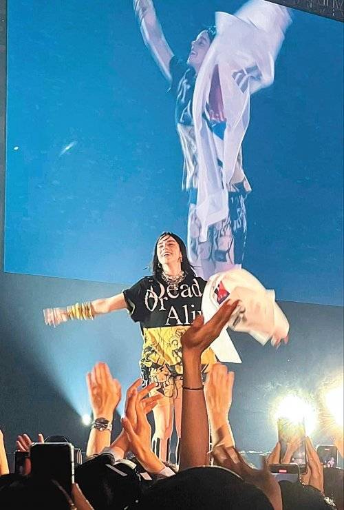 15일 서울 구로구 고척스카이돔 무대에 선 미국 팝가수 빌리 아일리시. 공연을 모두 마친 뒤 팬이 건넨 태극기를 들고 환하게 
웃으며 인사하고 있다. 4년 만에 내한한 그는 노래 한 곡이 끝날 때마다 “또 초청해 줘서 감사하다. 여러분을 정말 사랑한다”고 
말했다. 김민지 씨 제공