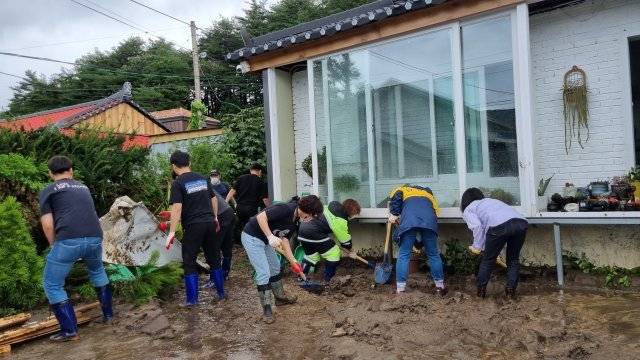 17일 강원 강릉시 주문집읍 장덕2리에 폭우가 쏟아져 도로가 유실되고, 주택이 침수되는 등 수해를 입었다. 강릉시 제공