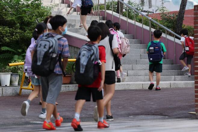코로나19 재유행이 계속되는 가운데 17일 오전 서울 시내의 한 초등학교에서 개학을 맞은 학생들이 등교하고 있다. 연합뉴스 제공