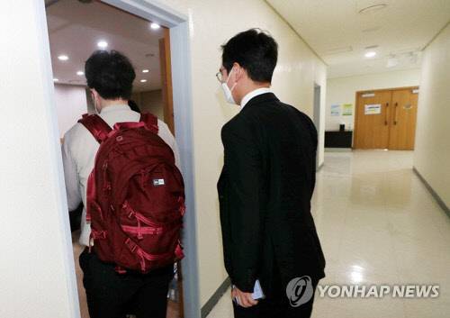 '서해 공무원 피격 사건' 기록 삭제·조작 의혹 등을 수사 중인 검찰이 해양경찰청에 대한 추가 압수수색에 나선 17일 오전 검찰 관계자들이 오후 압수수색을 준비하기 위해 대기실로 들어서고 있다.<연합뉴스>