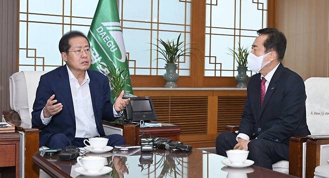 홍준표 대구시장이 지난 11일 권기창 안동시장을 만나 대구취수원으로 안동댐·임하댐 물을 이용하는 방안을 논의하고 있다. 대구시 제공