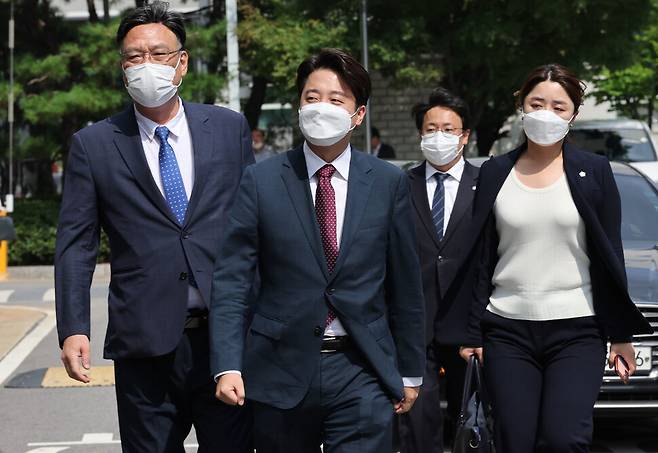 이준석 국민의힘 전 대표(왼쪽 둘째)가 변호인들과 함께 17일 오후 서울 양천구 서울남부지방법원으로 들어서고 있다. 공동취재사진