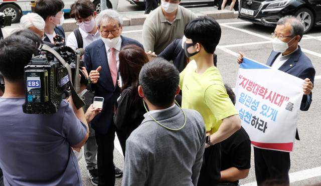 7월 7일 이우종(가운데) 지역대학총장협의회장이 여의도 한국교육시설안전원 앞에서 교육부 장관과 간담회를 하기 전 기자들을 만나고 있다. 수도권 대학 반도체 관련학과 증원에 반대하는 비수도권 '7개 권역 대학 총장협의회 연합'은 이날 박순애 전 부총리와 여의도에서 비공개 간담회를 했다. 연합뉴스