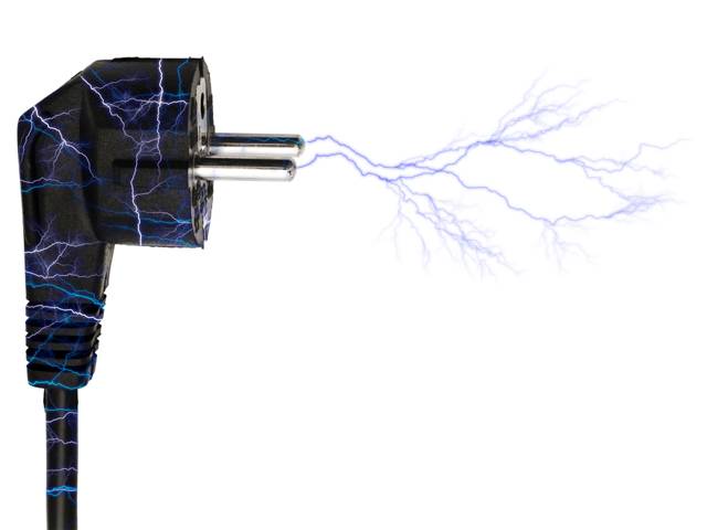 감전당한 사람을 구하기 위해 직접 만지는 건 금물이다./사진=클립아트코리아