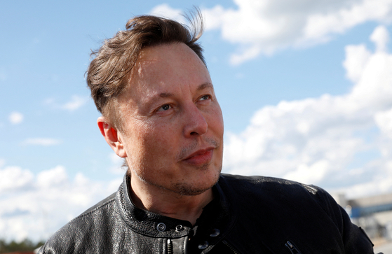 FILE PHOTO: Tesla CEO Elon Musk looks on as he visits the construction site of Tesla's gigafactory in Gruenheide, near Berlin, Germany, May 17, 2021. REUTERS/Michele Tantussi/File Photo  〈저작권자(c) 연합뉴스, 무단 전재-재배포 금지〉