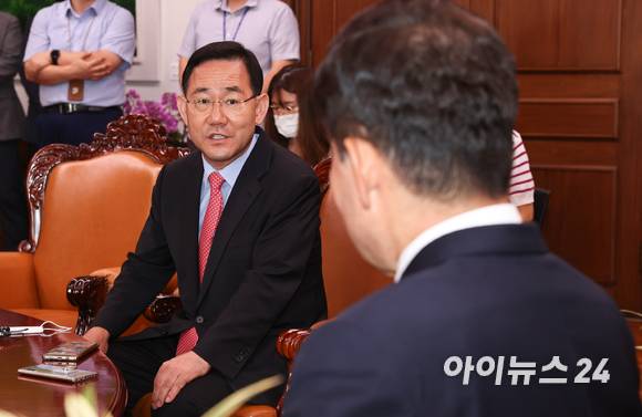 주호영 국민의힘 비상대책위원장이 17일 서울 여의도 국회에서 김진표 국회의장을 예방하여 대화를 나누고 있다. [사진=김성진 기자]