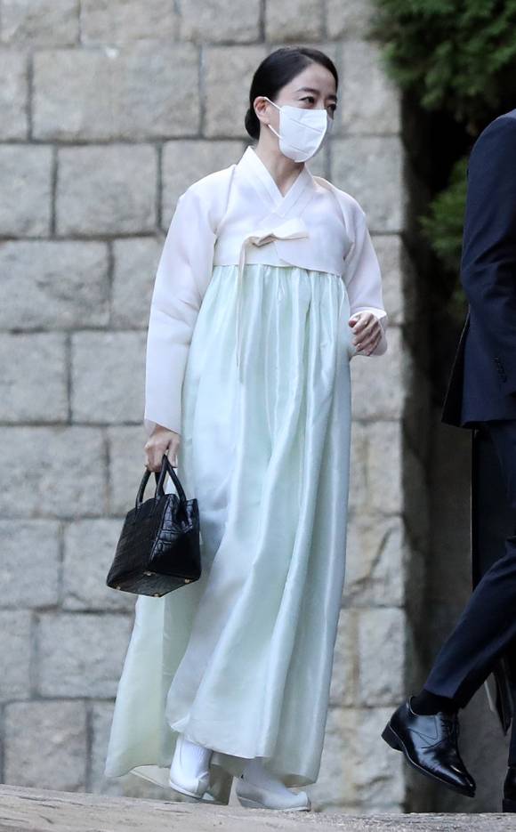 정대선 HN 사장의 부인 노현정 전 아나운서가 16일 오후 서울 종로구 고 정주영 명예회장의 옛 청운동 자택에서 고 변중석 여사 15주기 제사에 참석하고 있다.  [사진=뉴시스]