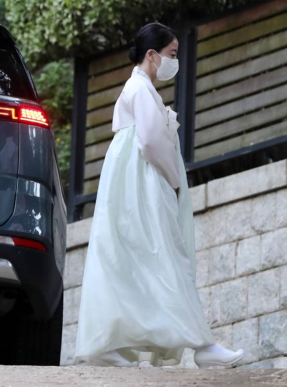 정대선 HN 사장의 부인 노현정 전 아나운서가 16일 오후 서울 종로구 고 정주영 명예회장의 옛 청운동 자택에서 고 변중석 여사 15주기 제사에 참석하고 있다.   [사진=뉴시스]