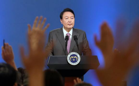 윤석열 대통령이 17일 서울 용산 대통령실 브리핑룸에서 열린 취임 100일 기자회견에서 취재진 질문을 받고 있다. 2022.08.17. [사진=뉴시스]