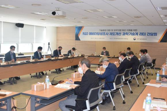 주영창 과학기술정보통신부 과학기술혁신본부장이 16일 오후 서울 종로구 광화문교보빌딩 국가과학기술자문회의 대회의실에서 열린 '연구개발 예비타당성조사 제도개선 과학기술계 리더 간담회' 에 참석해 '연구개발 예타 제도개선(안) 발표' 를 듣고 있다. [사진=과기정통부]