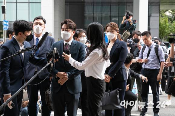 국민의힘 이준석 전 대표가 비상대책위원회 전환 및 비대위원장 효력정지 가처분 심문기일인 17일 오후 서울남부지방법원에 출석하며 기자들의 질문을 받는 가운데 가로세로연구소 김세의(오른쪽) 대표가 이준석측 관계자와 몸싸움을 벌이고 있다. [사진=국회사진취재단]