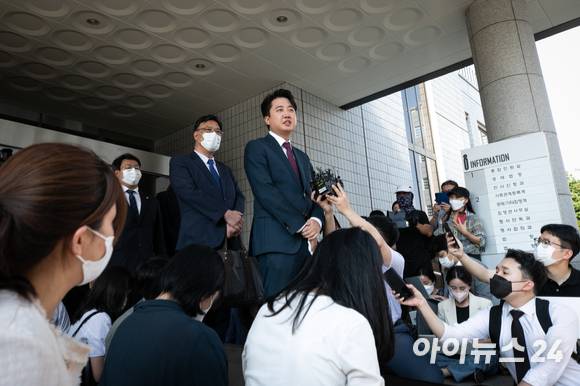 국민의힘 이준석 전 대표가 17일 서울남부지방법원에서 열린 당 비상대책위원회 효력정지 가처분 신청 사건의 심문을 마친 후 법원을 빠져나와 기자들의 질문을 받고 있다. [사진=국회사진취재단]