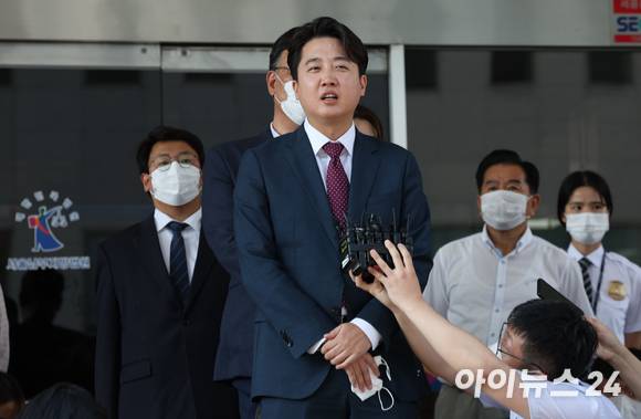 국민의힘 이준석 전 대표가 17일 서울남부지방법원에서 열린 당 비상대책위원회 효력정지 가처분 신청 사건의 심문을 마친 후 법원을 빠져나와 기자들의 질문을 받고 있다. [사진=국회사진취재단]