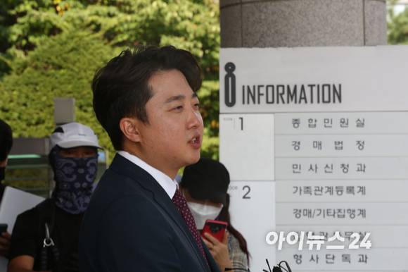 국민의힘 이준석 전 대표가 17일 서울남부지방법원에서 열린 당 비상대책위원회 효력정지 가처분 신청 사건의 심문을 마친 후 법원을 빠져나와 기자들의 질문을 받고 있다. [사진=국회사진취재단]