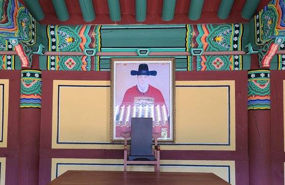 김충선 장군 영정. 남자 후손 27명의 사진을 수집해 영정을 제작했다고 한다.