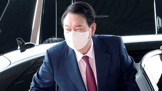 윤석열 대통령이 취임 100일 하루 앞둔 16일 서울 용산 대통령실 청사로 출근하고 있다. 대통령실 사진기자단