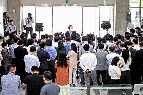 윤석열 대통령이 16일 오전 용산 대통령실에서 기자들과 출근길 문답(도어스테핑)을 하고 있다. 대통령실 제공