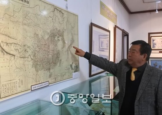 양재룡 관장이 독도가 한국 땅임을 표시한 일본군의 지도인 ‘일청한군용정도’에 대해 설명하고 있다. 사진은 2016년 촬영본이다. 중앙포토