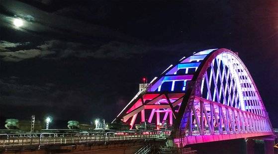 러시아 국방부는 지난 2월 16일(현지시간) 러시아군 탱크가 우크라이나 남부 크림반도를 향해 다리를 건너고 있는 사진을 공개했다. AFP=연합뉴스