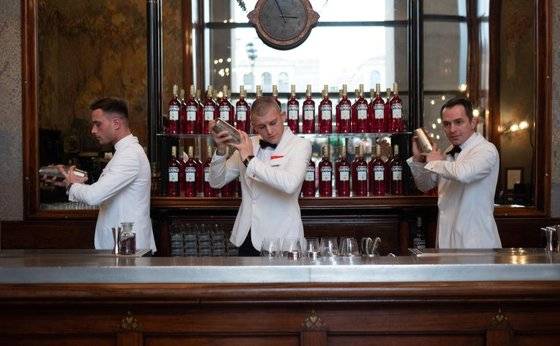 매혹적인 붉은 빛과 쓴 맛이 특징인 캄파리는 수많은 칵테일의 재료로 쓰인다. 사진 camparino 공식 홈페이지