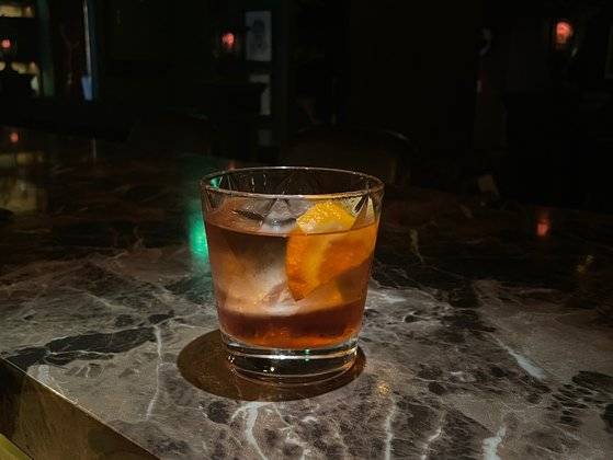 첫맛은 쌉싸름하면서 뒤따라오는 달콤한 허브향이 특징인 아메리카노 칵테일. 도수 12%로, ‘국제바텐더협회(IBA: International Bartender Association)’ 공식 인정 칵테일이기도 하다. 사진 김형규