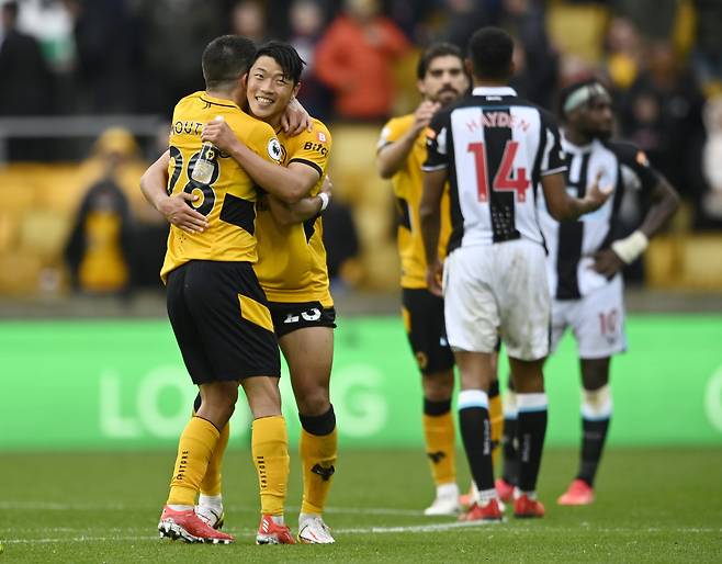 울버햄프턴 황희찬(가운데)이 포르투갈 동료 무티뉴와 포옹하고 있다. 황희찬의 소속팀 동료 중 포르투갈 국적 선수는 10명이 넘는다. 로이터=연합뉴스