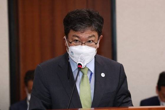 17일 국회 산업통상자원위원회 전체회의실에서 열린 '2030 부산세계박람회 유치지원 특별위원회'에서 윤상직 부산세계박람회 유치지원 특별위원회 사무총장이 업무보고를 하고 있다. 김성룡 기자