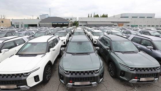 쌍용자동차 신차 토레스가 지난달 21일 경기 평택시 쌍용자동차 평택출고센터에서 출고를 기다리고 있다. 뉴스1