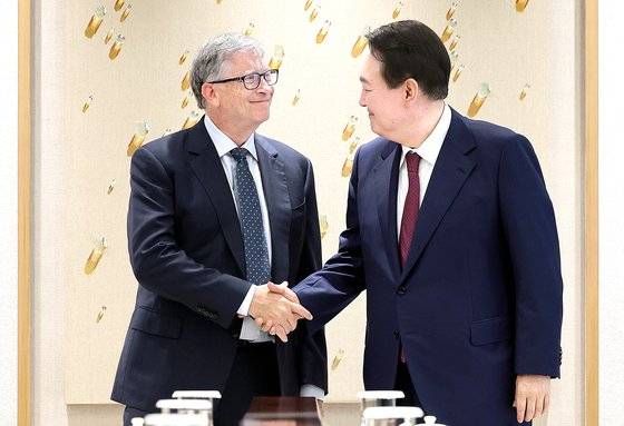 윤석열 대통령이 16일 서울 용산 대통령실 청사에서 마이크로소프트(MS) 창업자인 빌 게이츠 '빌&멜린다 게이츠 재단' 공동 이사장과 기념촬영하고 있다.대통령실사진기자단