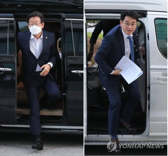 17일 오후 광주 서구 KBS 광주방송총국에서 열린 더불어민주당 당 대표 후보자 방송 토론회에 참석하기 위해 이재명(왼쪽), 박용진 후보가 각각 입장하고 있다. 연합뉴스