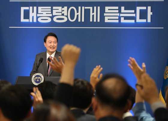 윤석열 대통령이 17일 용산 대통령실 청사에서 취임 100일을 맞아 연 첫 공식 기자회견에서 모두발언을 마친 뒤 기자들의 질문을 받고 있다. 2022.8.17. 대통령실사진기자단