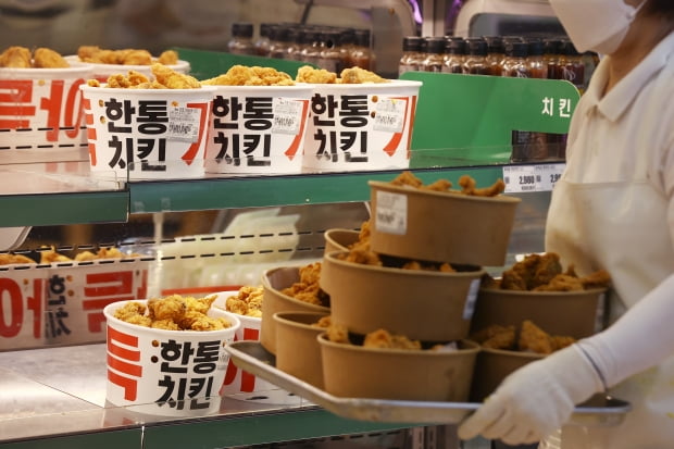 저렴한 대형마트 치킨이 인기를 끌고 있는 10일 서울 시내 한 대형마트에서 직원이 치킨을 진열하고 있다. 사진=연합뉴스