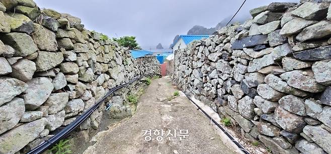 전남 신안군이 등록문화재 지정을 추진하는 가거도 대리마을 담장. 신안군 제공.