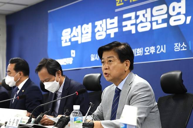 더불어민주당 민주연구원장인 노웅래 의원이 지난 16일 국회 의원회관에서 열린 ‘윤석열 정권 100일 평가 토론회’에서 인사말을 하고 있다. 국회사진기자단