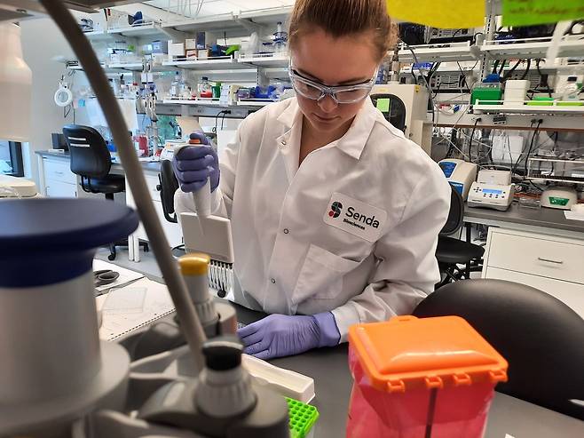 A Senda Biosciences researcher works in the biotech’s laboratory. (Samsung Biologics)