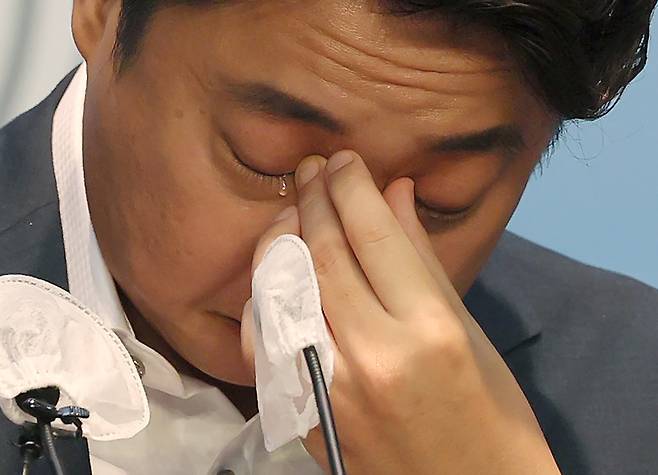 An emotional Lee speaks to reporters during a press conference on Saturday. (Yonhap)