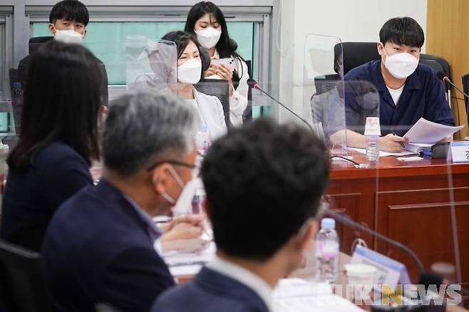 김범준 지정헌혈 플랫폼 '피플' 대표가 17일 오전 서울 여의도 국회 의원회관에서 열린 '지정헌혈 관행 개선을 위한 국회 토론회' 패널 토론에서 발언하고 있다.