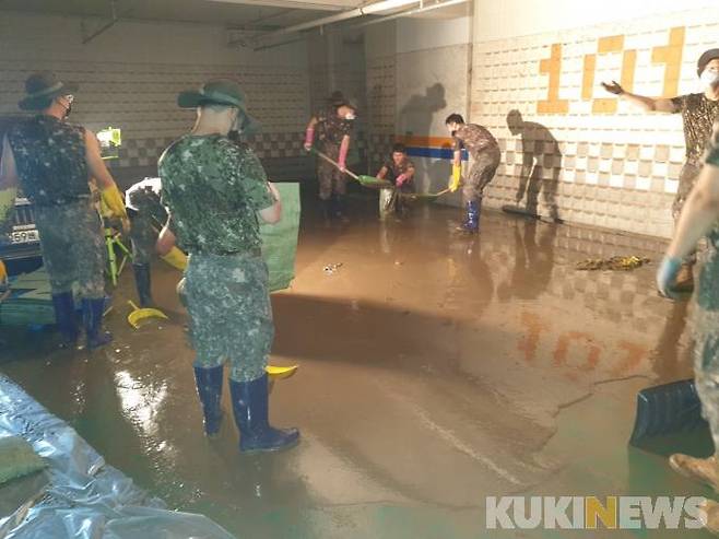 안양시 침수지역에서 군인들이 대민지원활동을 하고 있다.&nbsp;